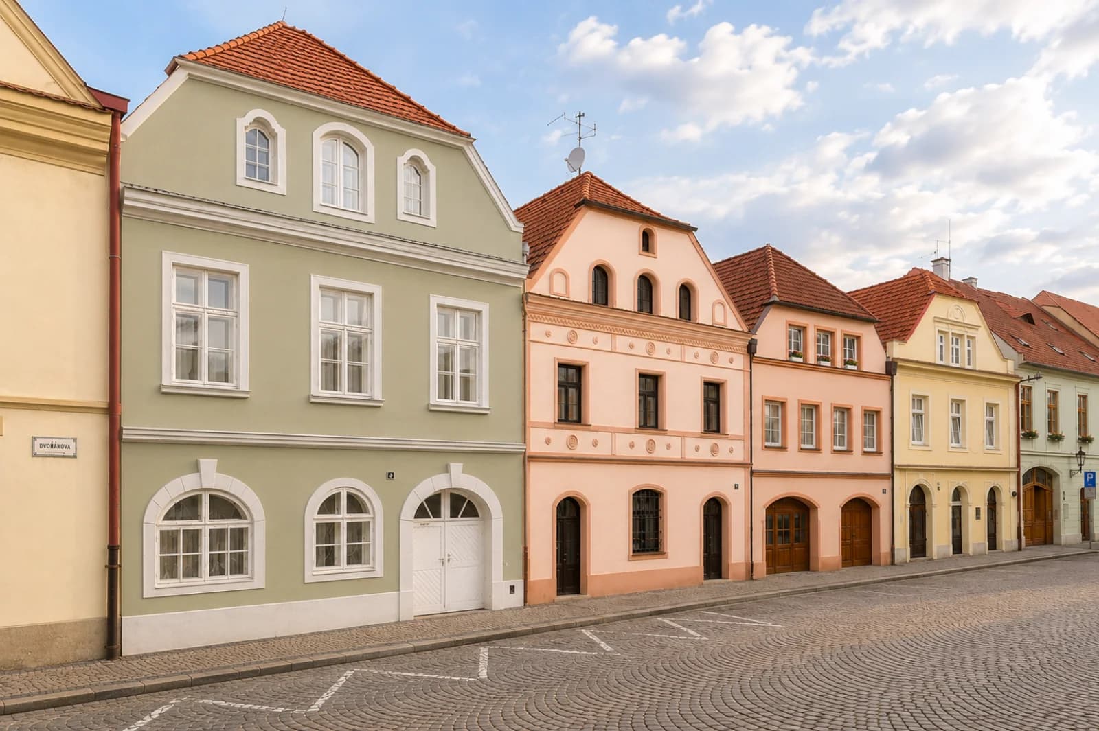 Dvořákova 32 — exteriér budovy